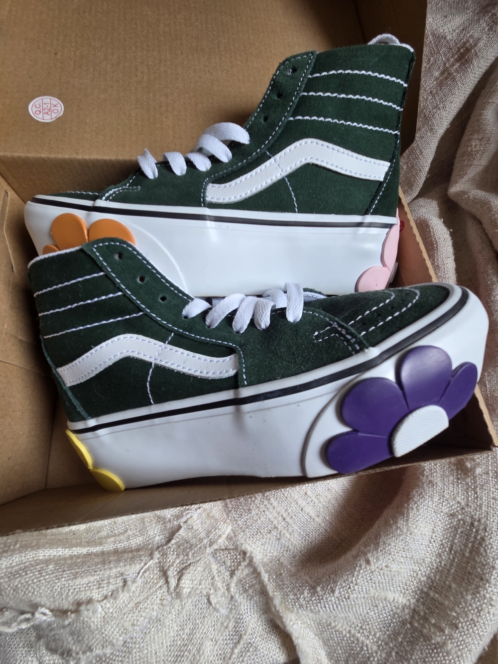 Vans Green High-Top Suede Platform Sneakers with Multicolor Flower Accents US5.0